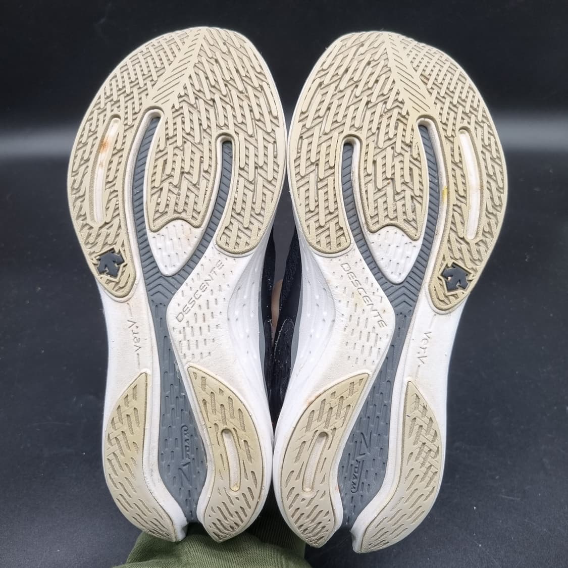 데상트 에너자이트 폼 운동화 230 상품이미지3