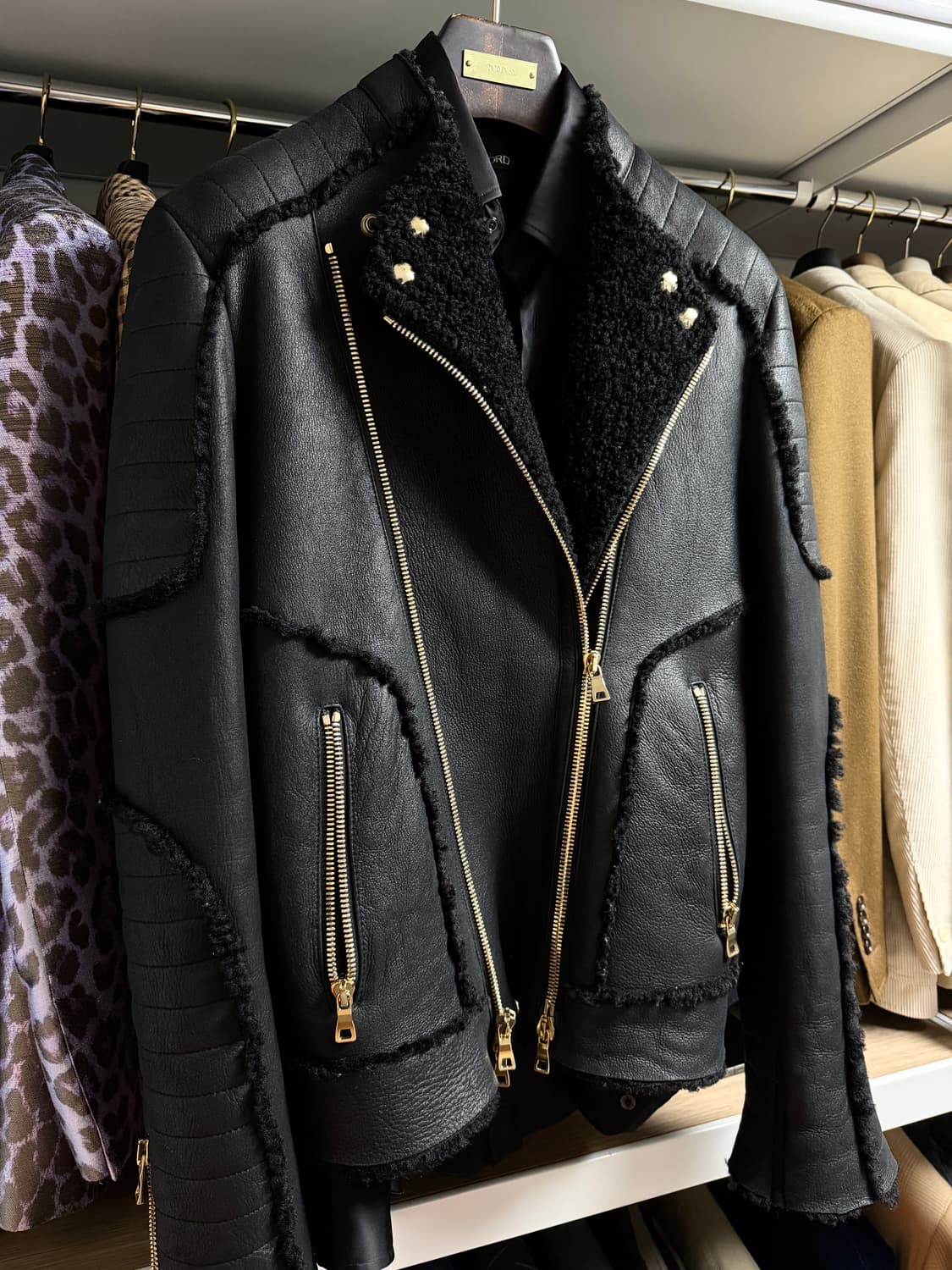 (명작,강추👍)발망 블랙 금장 시어링 무스탕 자켓 톰포드 무드 상품이미지9