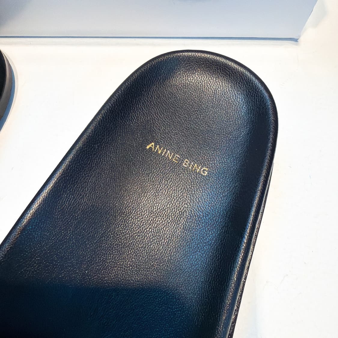 (정품/새상품) ANINE BING 애니빙 여성 화이트 퍼 슬리퍼 뮬 상품이미지3