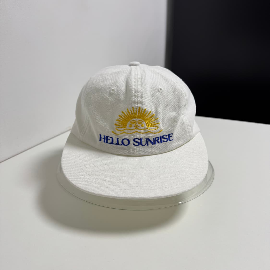 헬로선라이즈 워시드 투톤로고 6패널 캡 오프 화이트 상품이미지1