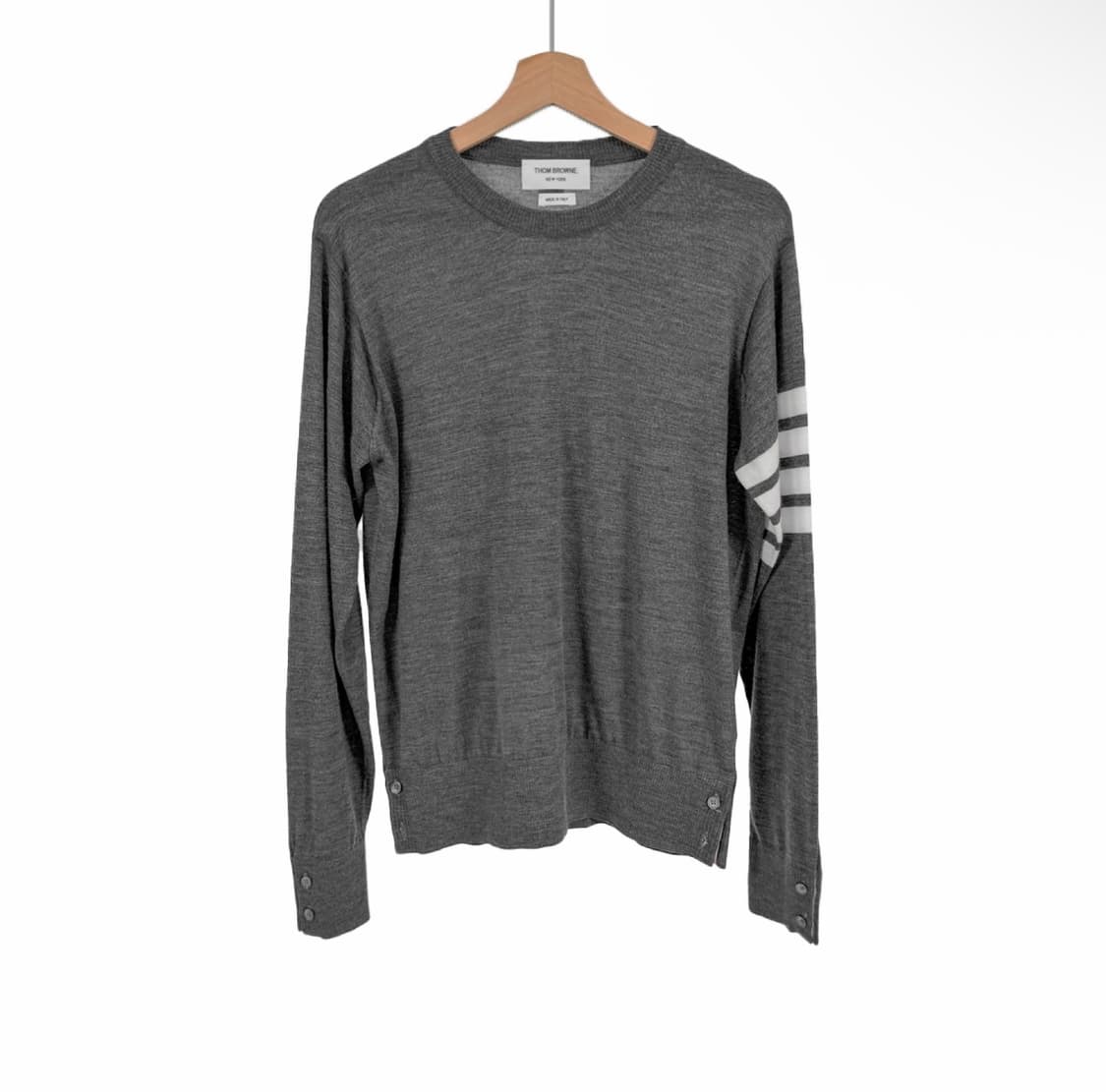 [2사이즈] 톰브라운 남성 사선완장 메리노울 니트 티셔츠 미디움 그레이 상품이미지1