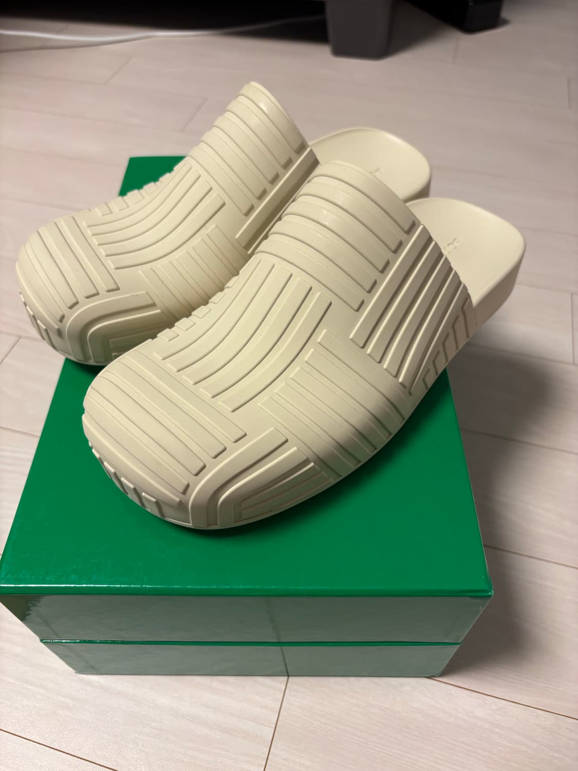 [새상품]보테가 베네타 러버 클로그 슬라이더 씨 솔트 41 상품이미지4