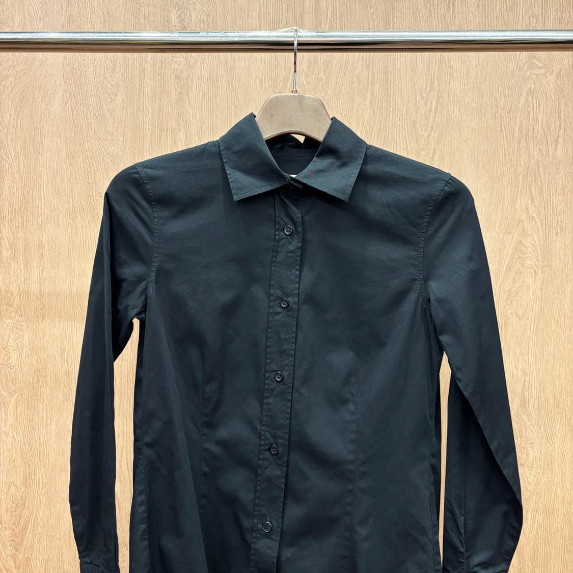 막스앤코 코튼 긴팔 셔츠 소매 커프스 솔리드 패턴 디테일 블랙 상품이미지4