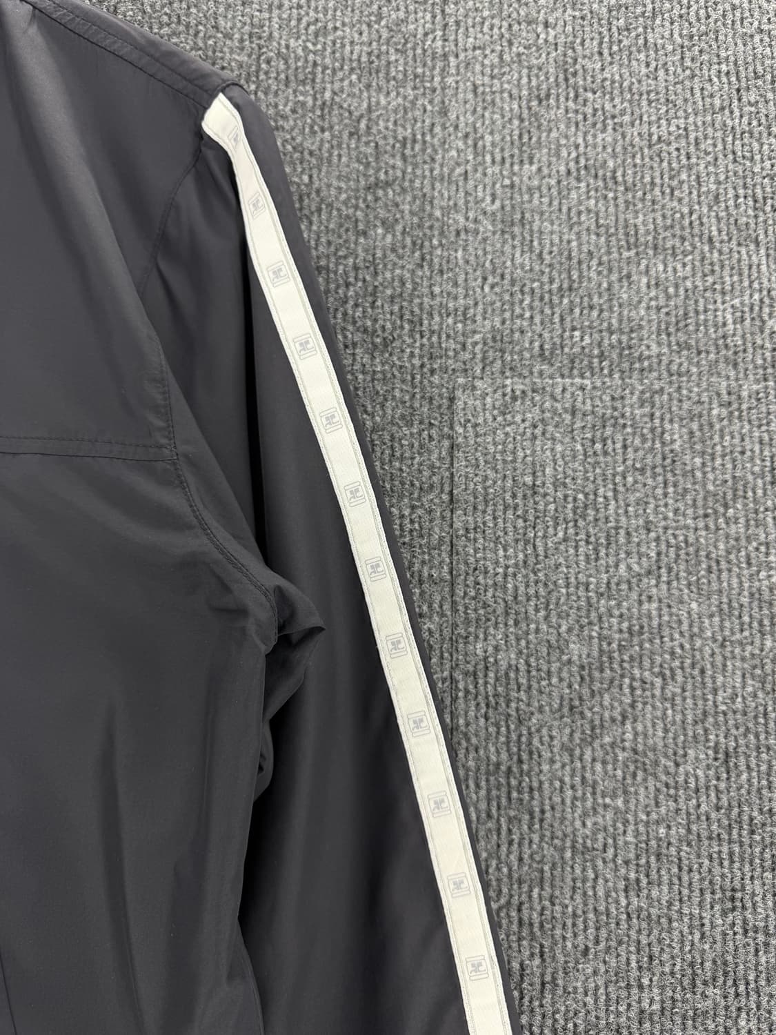 꾸레쥬 테이핑로고 윈드 바람막이 상품이미지3