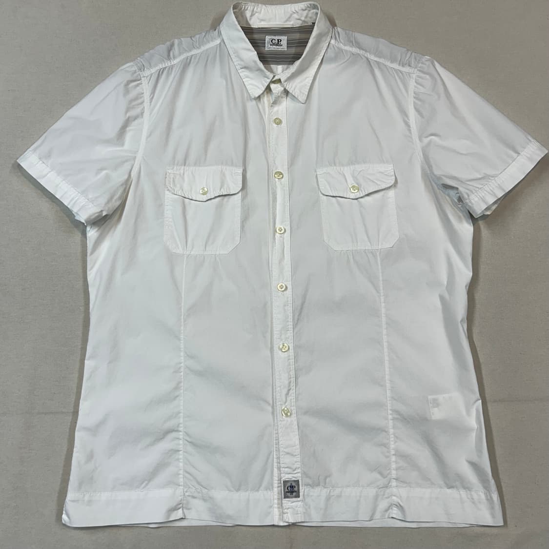 L) C.P. Company 씨피 컴퍼니 화이트 투포켓 반팔 셔츠 상품이미지2