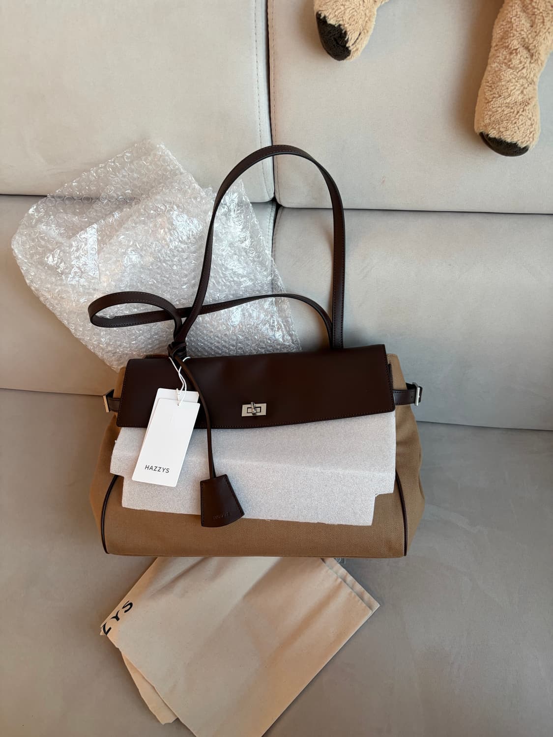 새상품) 헤지스 브라운 캔버스 숄더백 + 더스트/ 정가:39.8만 상품이미지2