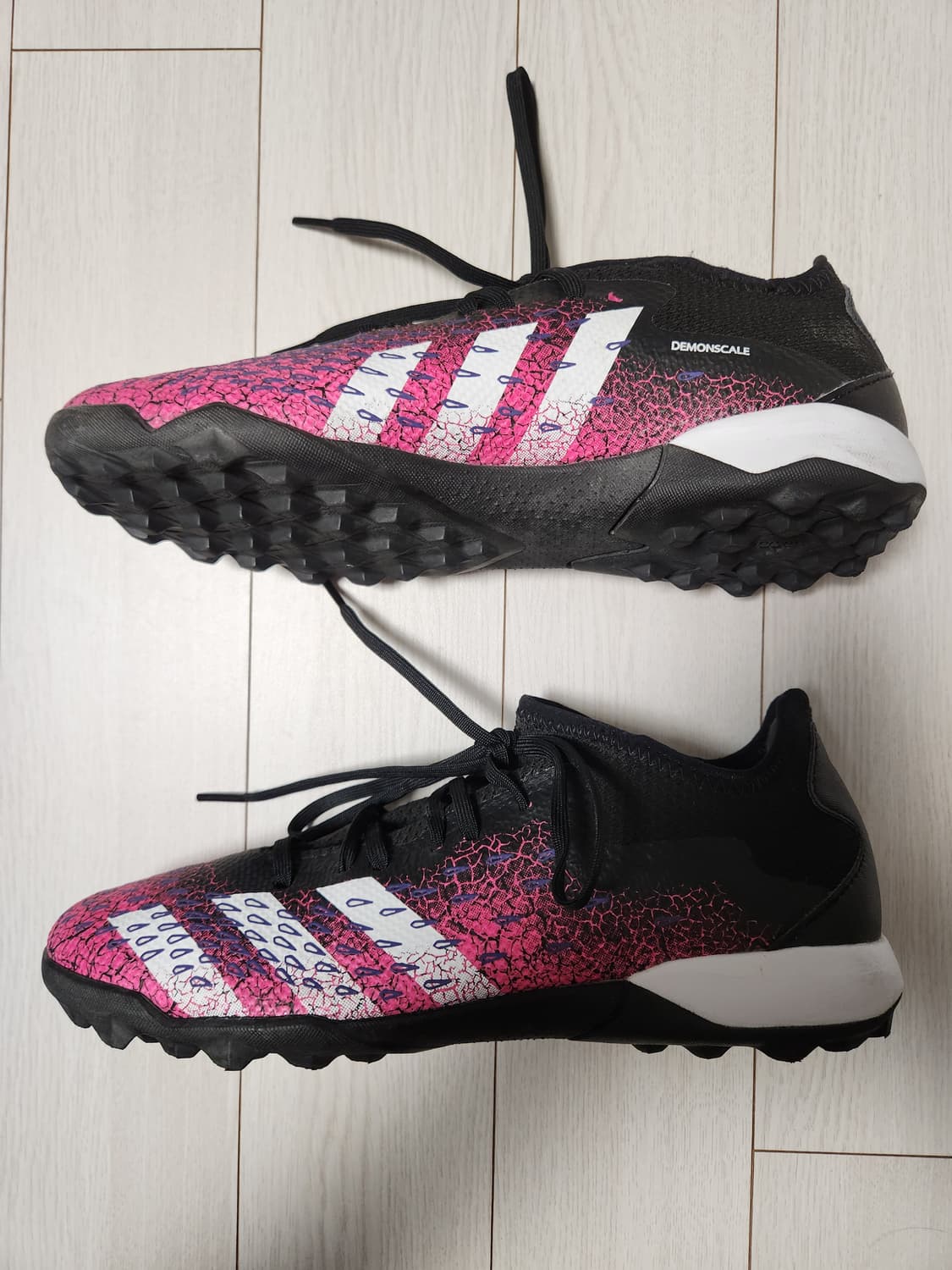 아디다스 프레데터 프릭.3 L TF 풋살화 FW7520 사이즈250

여 상품이미지6