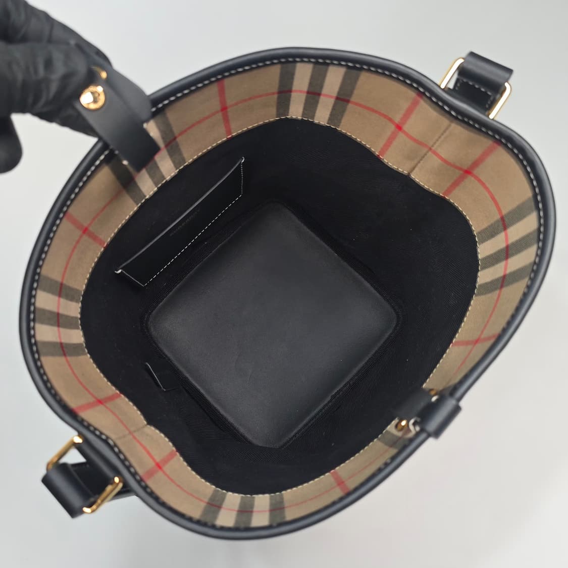 버버리 애쉬비 체크 버킷백 상품이미지7