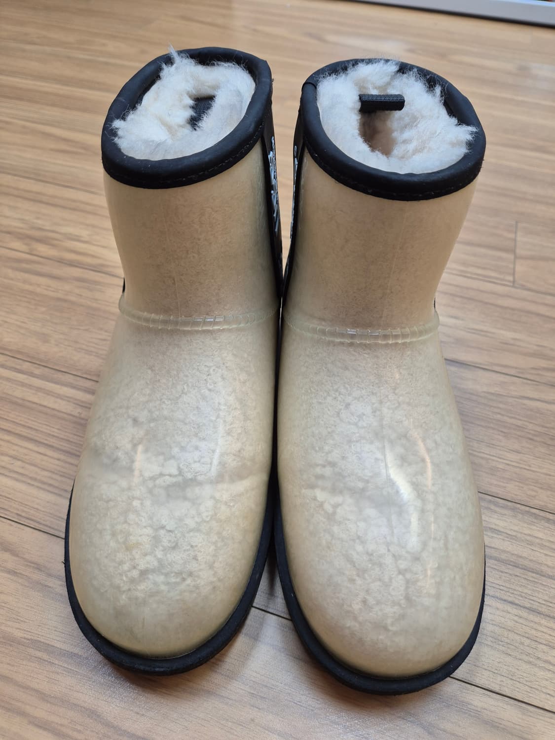 어그 클리어 부츠 EU37사이즈 팝니다. 겉은 클리어 소재로 되어있고,  상품이미지2