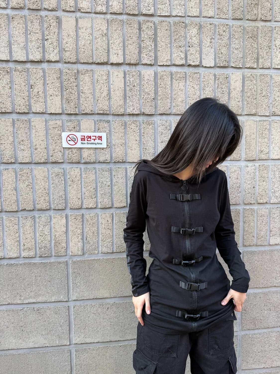 버클 디테일 올 블랙 슬림 후드집업 상품이미지4