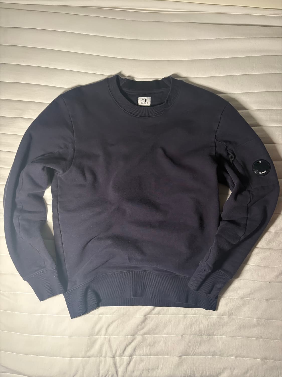 C.P. 컴퍼니 네이비 맨투맨 티셔츠 상품이미지1