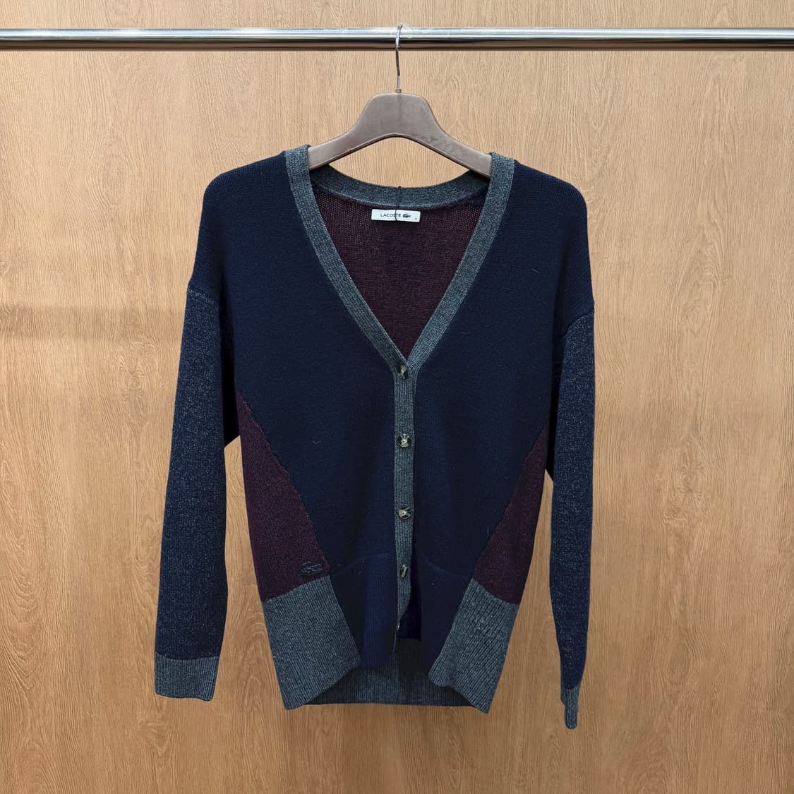 라코스테 브이넥 니트 가디건 와인 그레이 배색 레더 로고 탭 네이비 상품이미지2