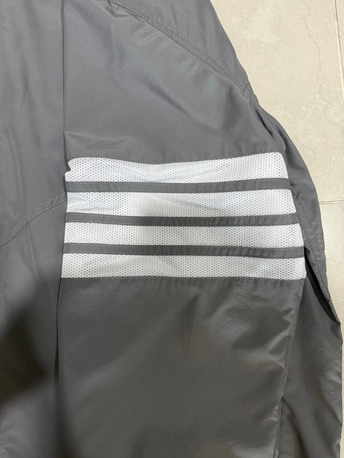 [당일출고,2사이즈] 새상품급 톰브라운 립스탑 바람막이 상품이미지2