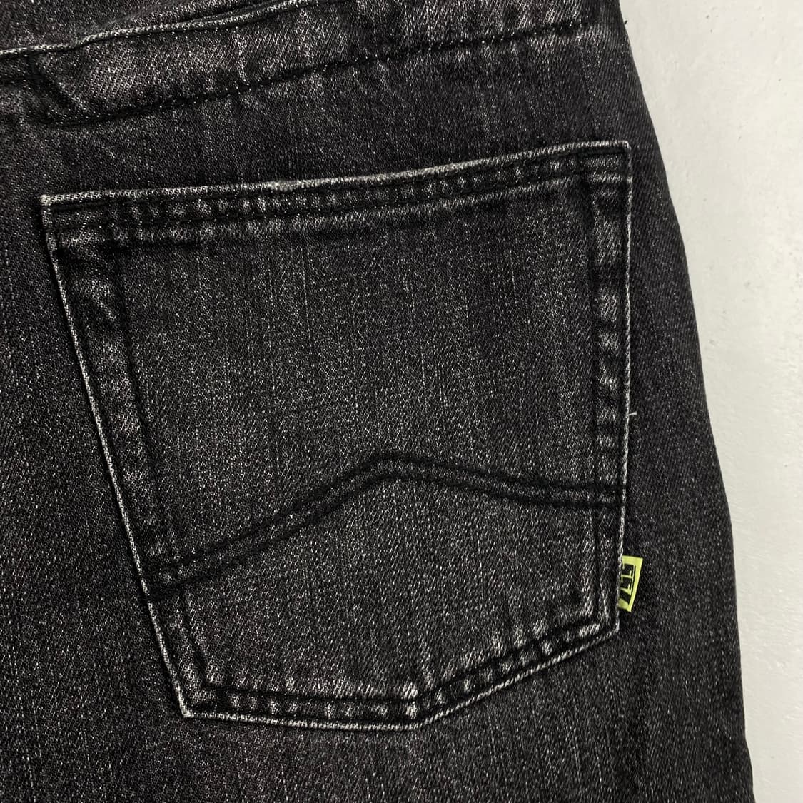 빔즈 블랙 디테일 루즈핏 데님 진 (32) 상품이미지7