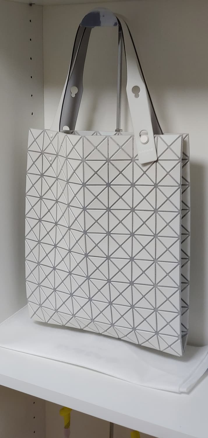 [바오바오] 플리츠플리즈 프리즘 플러스 토트백 상품이미지1