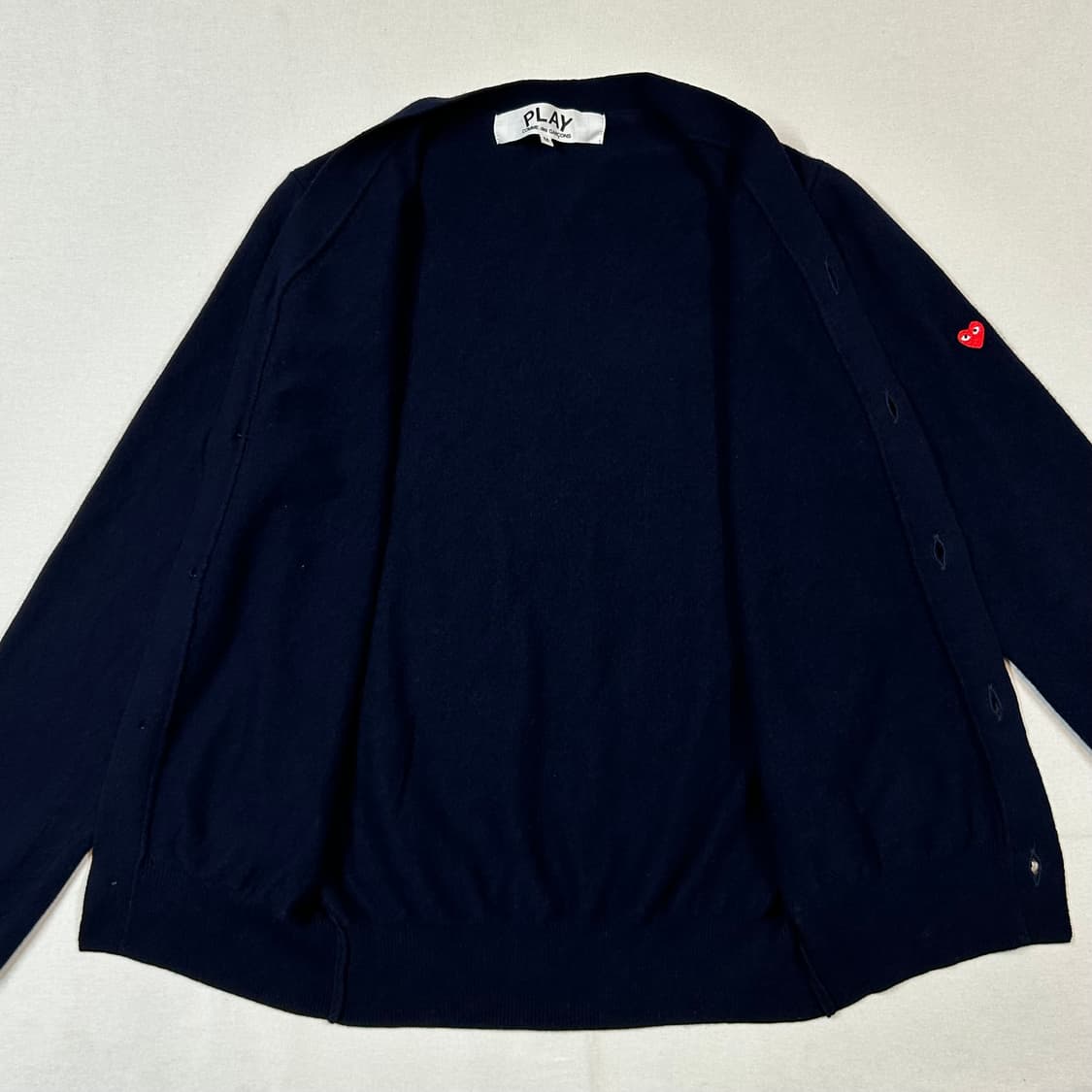 M) 꼼데가르송 플레이 스몰 와펜 네이비 가디건 정품 상품이미지4