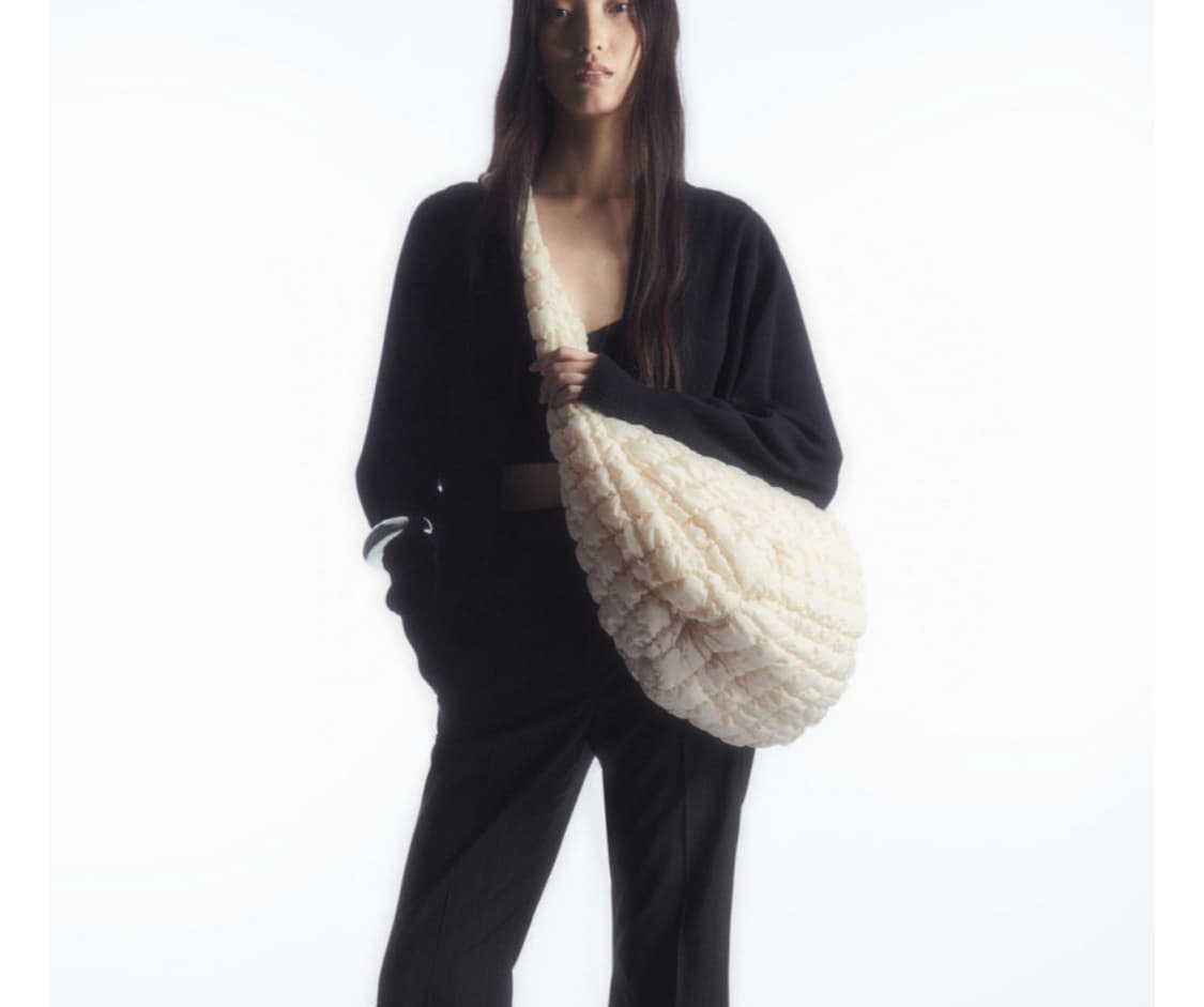 COS 구름백 퀼티드백 오버사이즈 크림 화이트 상품이미지3