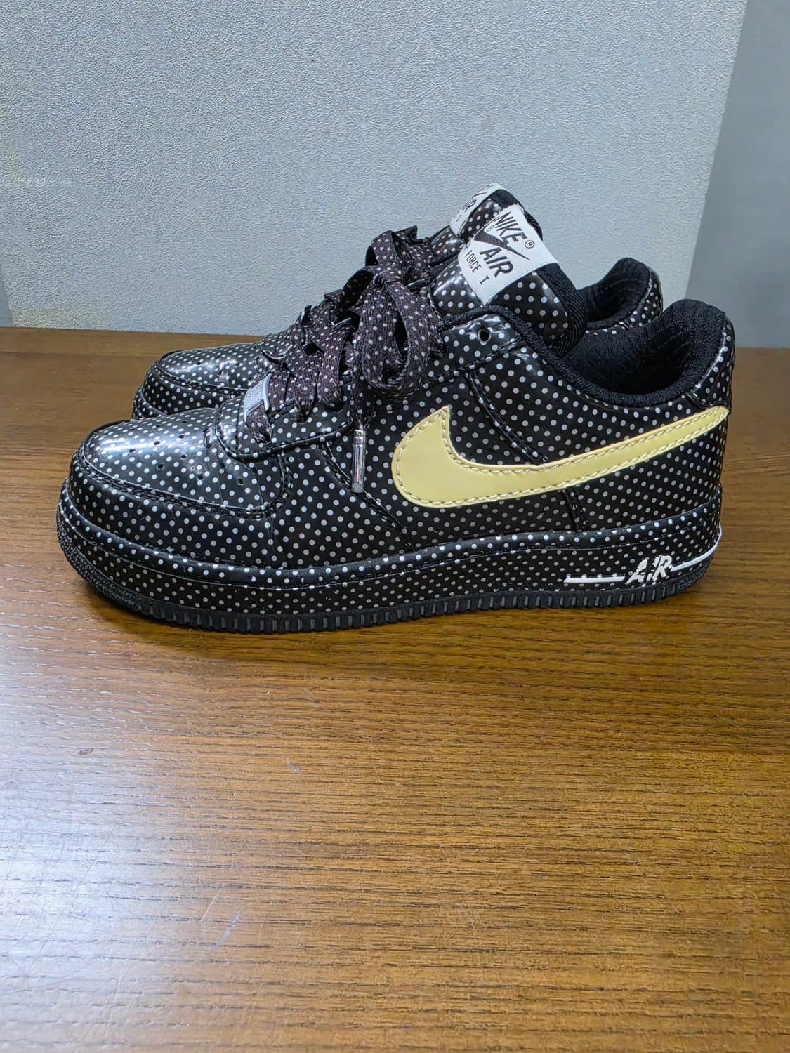 나이키 에어포스1 로우 블랙 도트 골드 스우시 상품이미지4