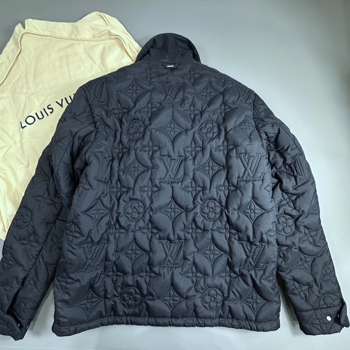 루이비통 모노그램 패디드 라이트 블루종 52 상품이미지9