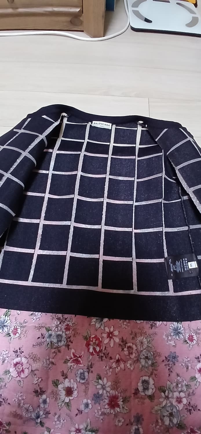 정품 발렌시아가 여성 체크 패턴 니트 가디건 상품이미지3