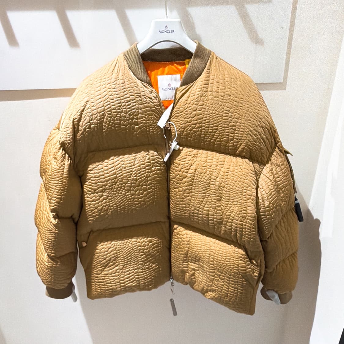 (정품/새상품) 몽클레어 x 락 네이션 바이 제이지 센타우루스 다운 봄버 상품이미지1