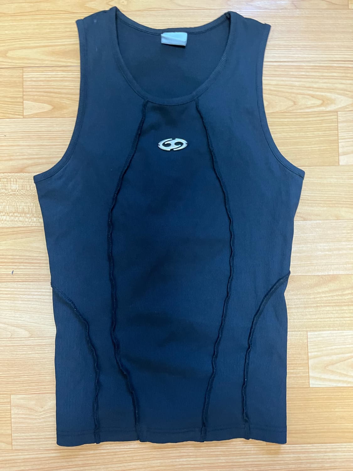 가터갤러리 SYMBOL EDGE-CUT SLEEVELESS_BK 상품이미지2