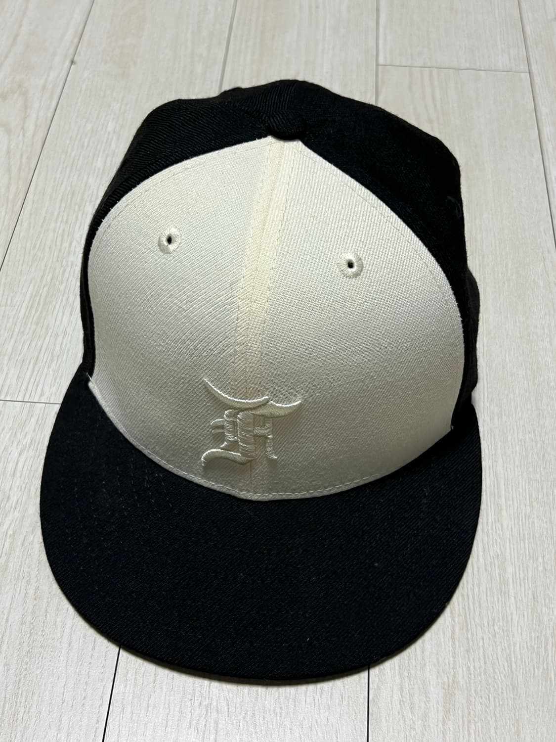 에센셜 x 뉴에라 59피프티 피티드 캡 크림블랙 피오갓뉴에라 상품이미지2