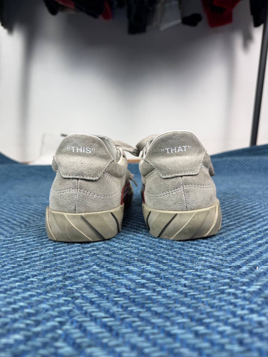 오프화이트 그레이 스웨이드 로우 스니커즈 (36 / 230mm) 상품이미지3