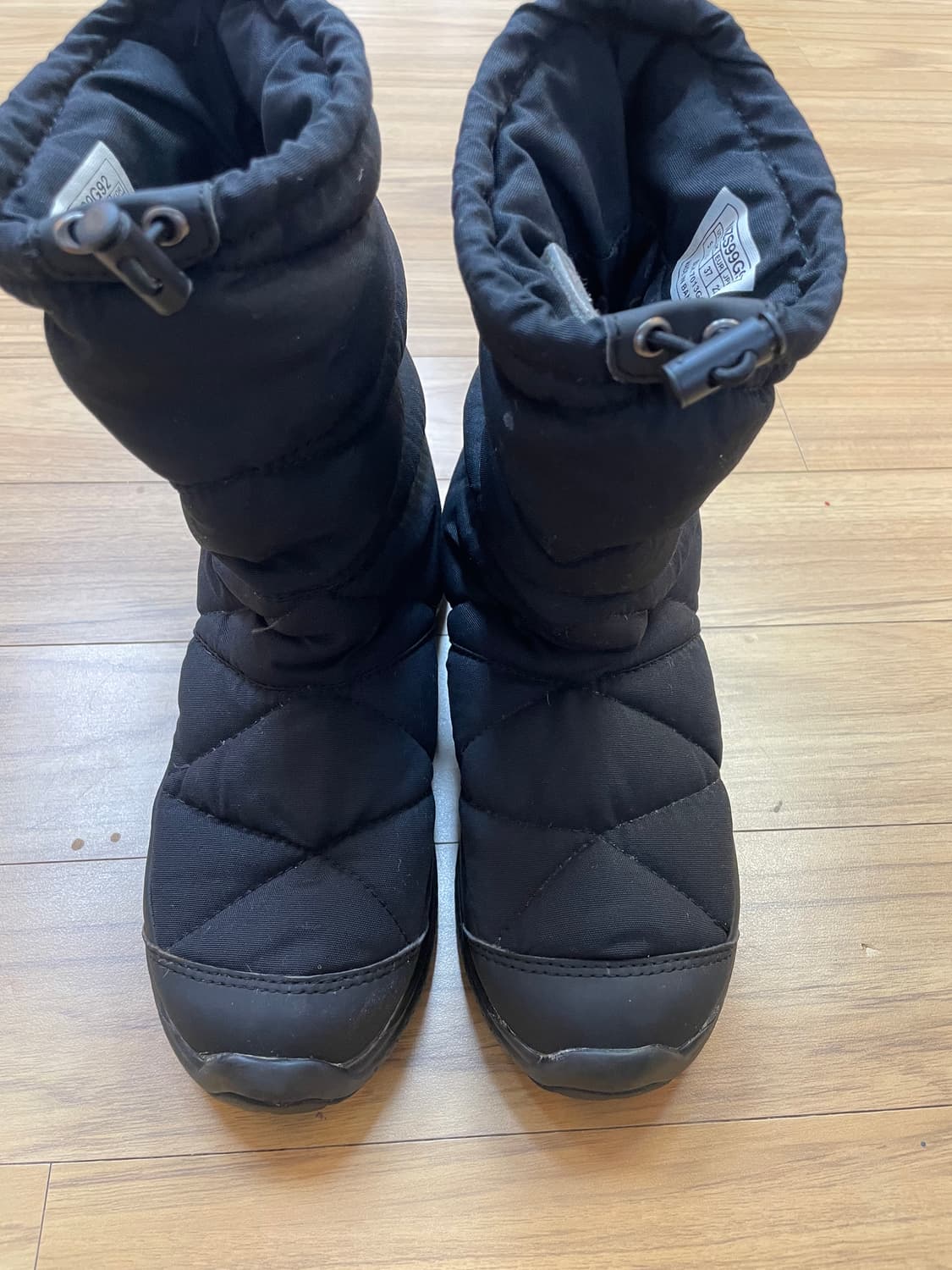 노스페이스 퀼팅 방한 부츠 블랙 색상입니다. 사이즈는 230mm입니다.  상품이미지1