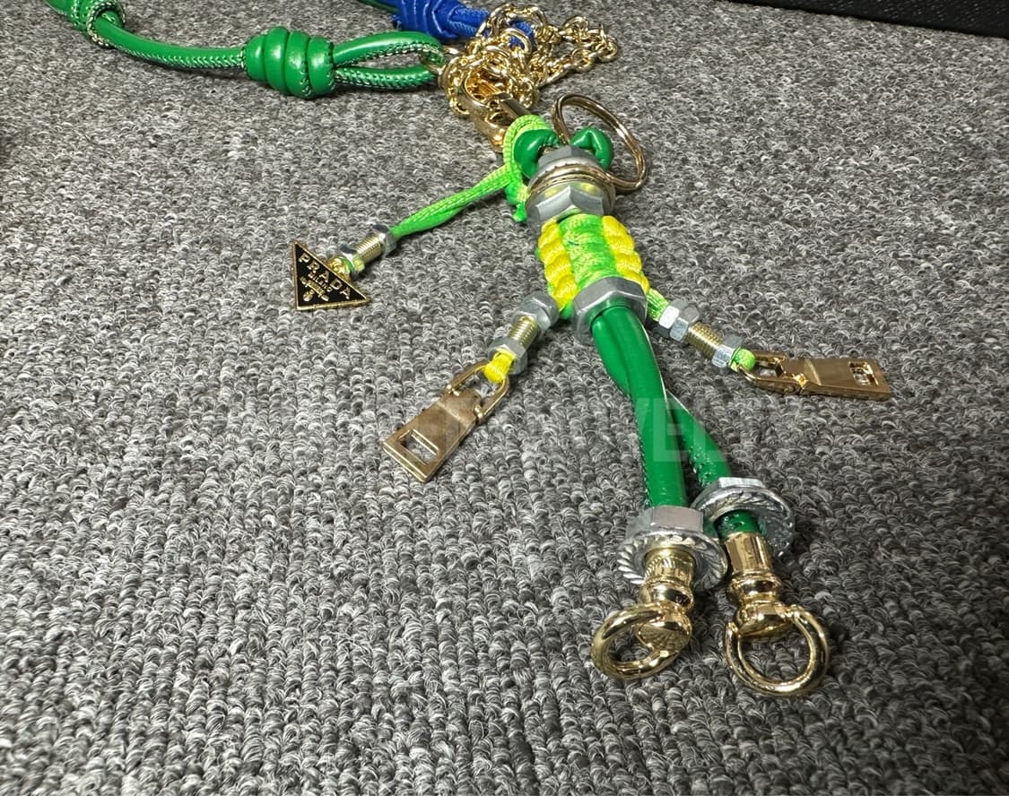 프라다 로봇 백참 그린 상품이미지1