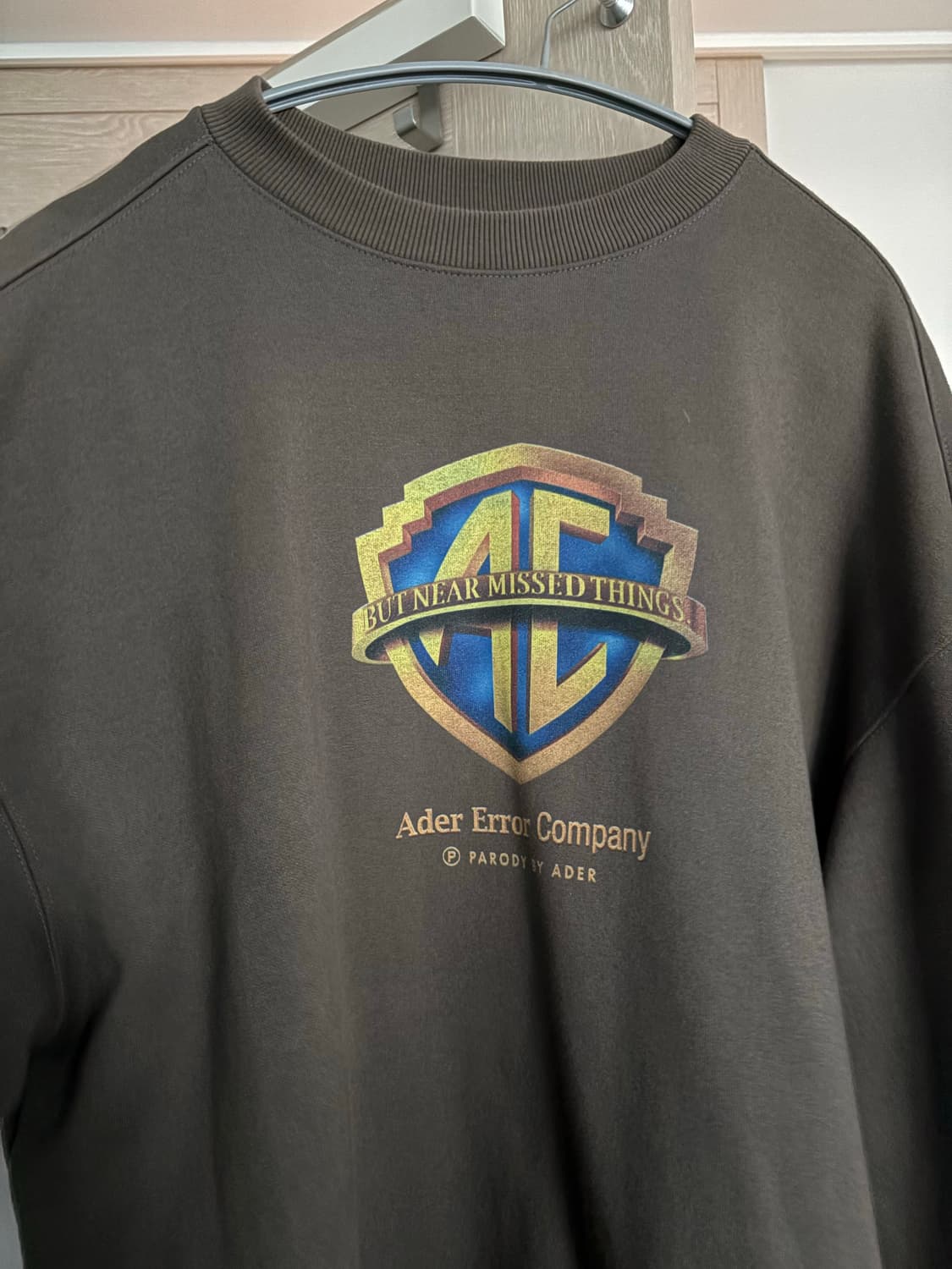 아더에러 유니버셜 맨투맨 a2 상품이미지1