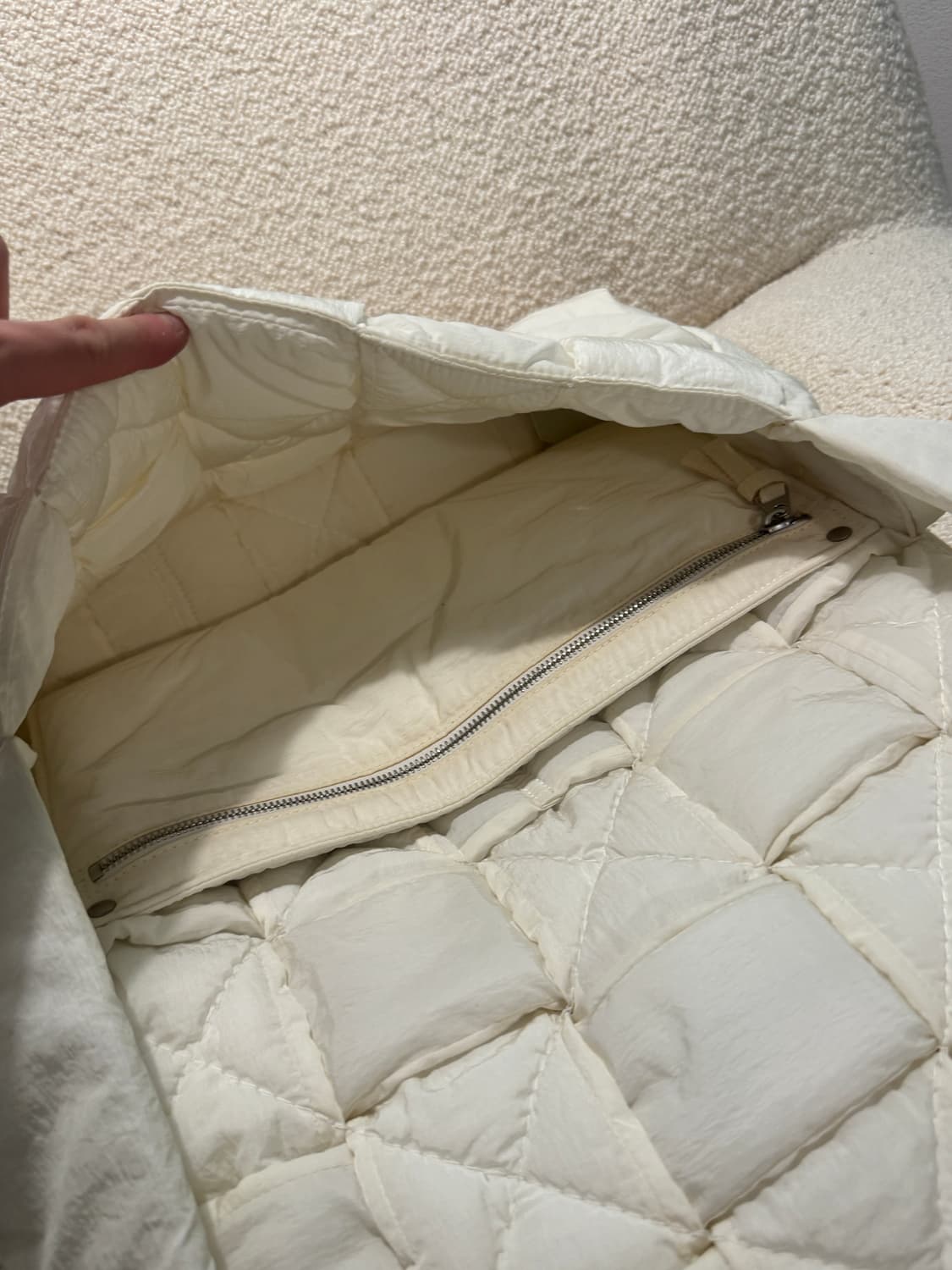 보테가베네타 라지 패디드 테크 카세트 백 화이트 크로스백 상품이미지4