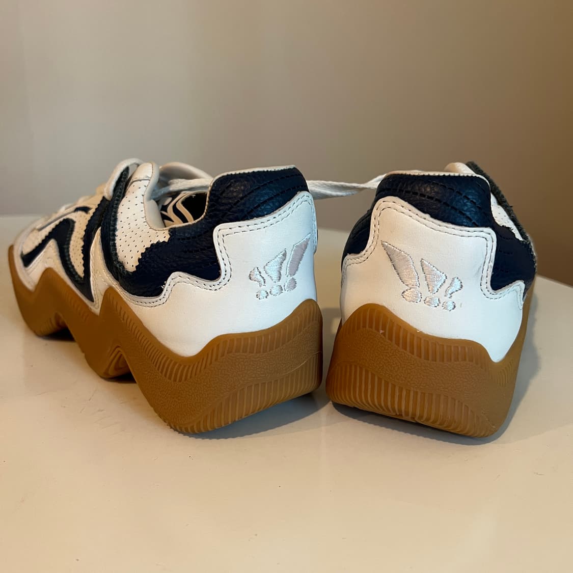 미스치프 V2.wav 화이트 크림 네이비 슈즈 상품이미지3