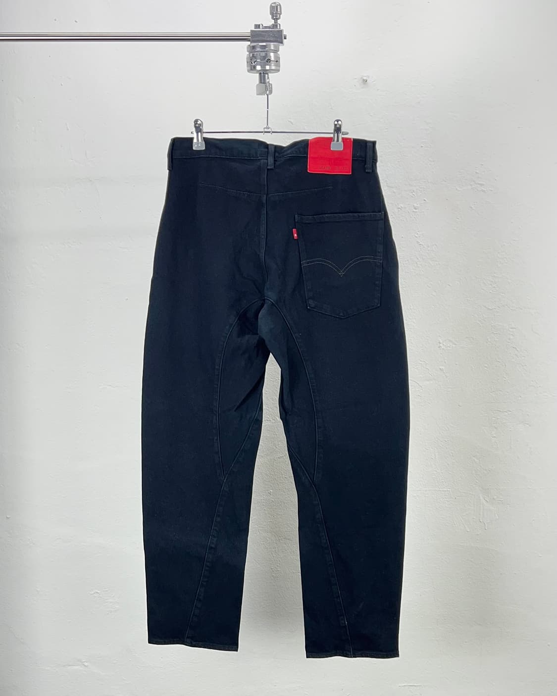 리바이스 엔지니어드 570 버튼 플라이 블랭크 탭 코튼 팬츠 상품이미지1