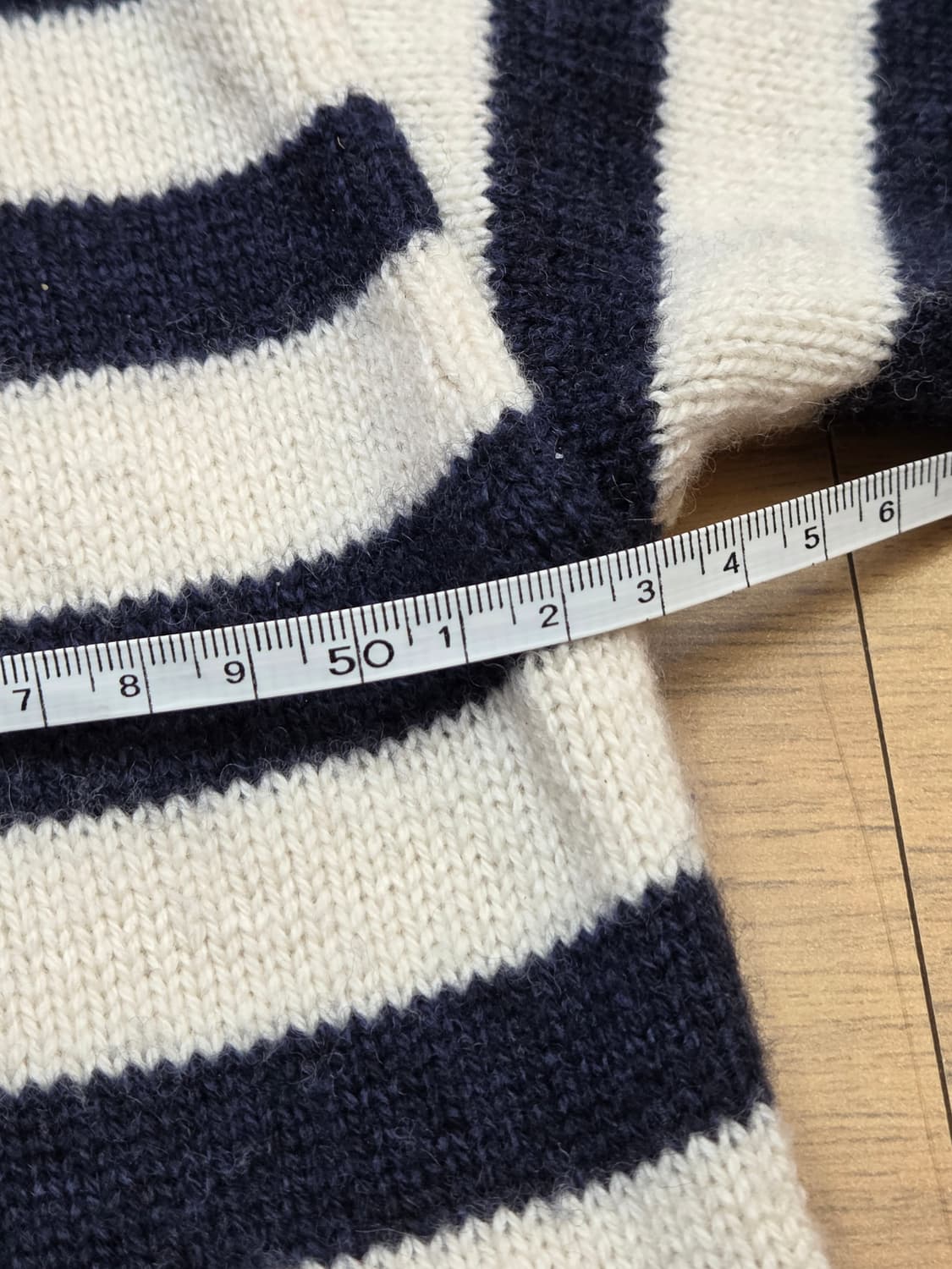 XS 사이즈 COS 스트라이프 니트입니다. 100% 모 소재라 가볍고 따 상품이미지5