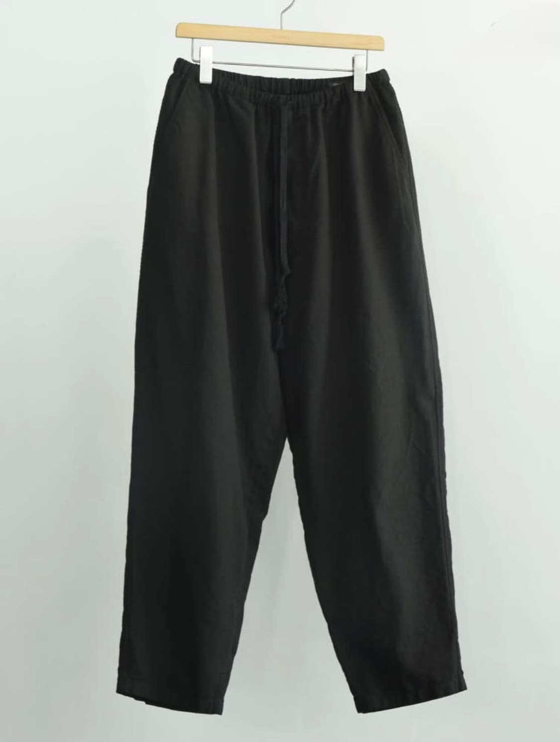 [1] 코모리 26SS 블랙 드릴 테이퍼드 팬츠 상품이미지1