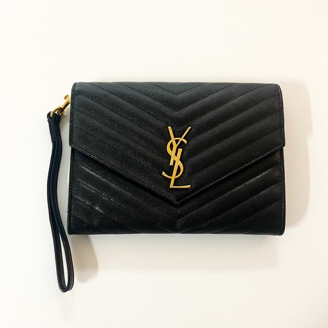입생로랑 모노그램 엔벨로프 블랙 클러치 상품이미지1