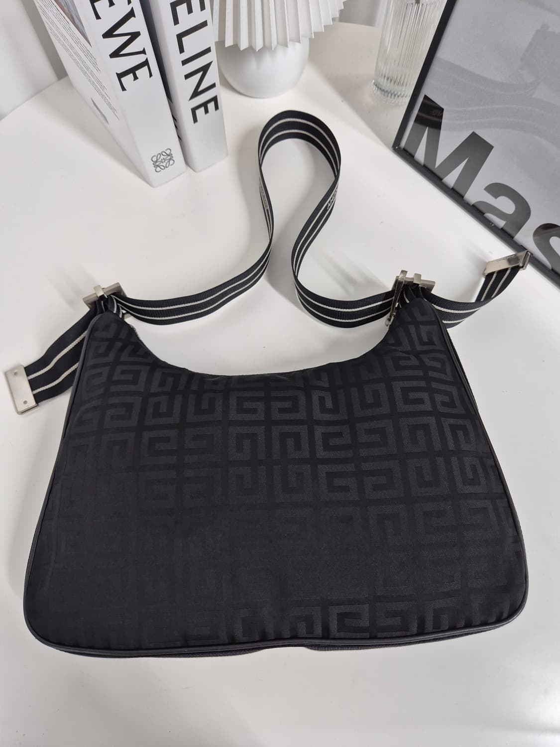 지방시 호보백 상품이미지4