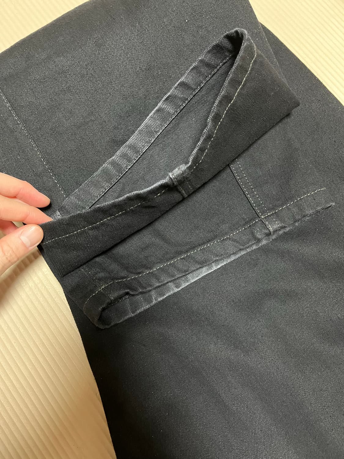 (M) 25 르메르 트위스티드 벨티드 데님 팬츠 블랙 상품이미지5