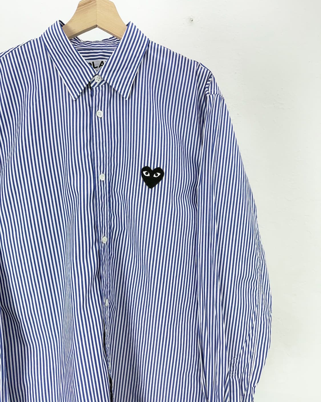 꼼데가르송 플레이 블랙 하트 와펜 블루 스트라이프 셔츠 상품이미지3