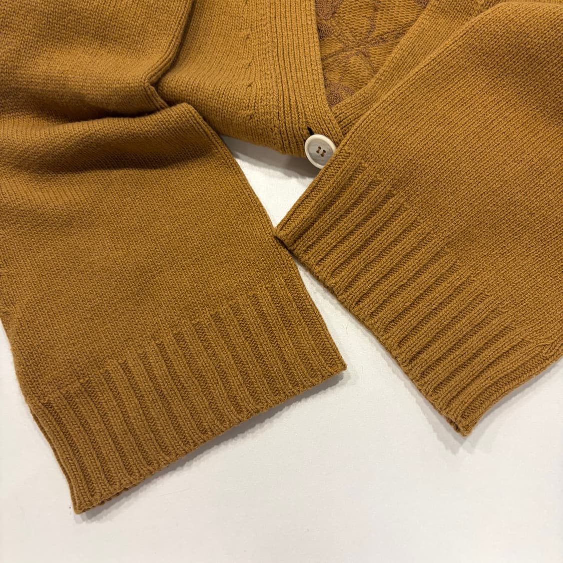 [42] 20FW 오프화이트 플라워 애로우 니트 가디건 브라운 D887 상품이미지7