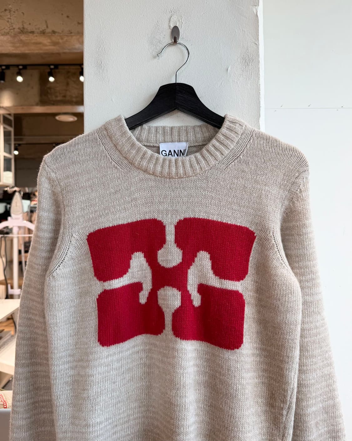 가니 베이지 버터플라이 그래픽 풀오버 니트 상품이미지3