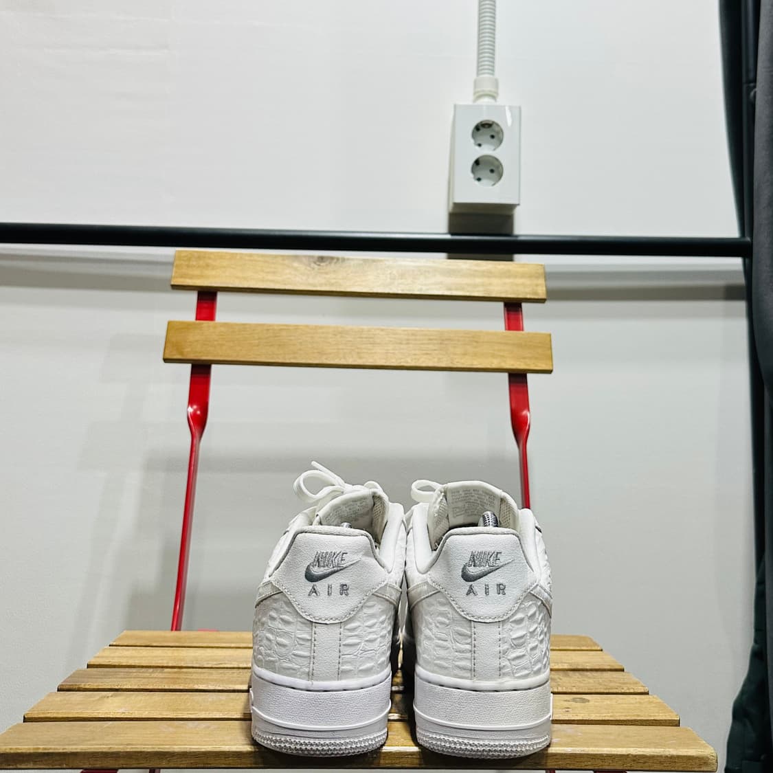 250) 나이키 운동화 남녀공용 신발 에어포스1 07 크로커다일 화이트 상품이미지4