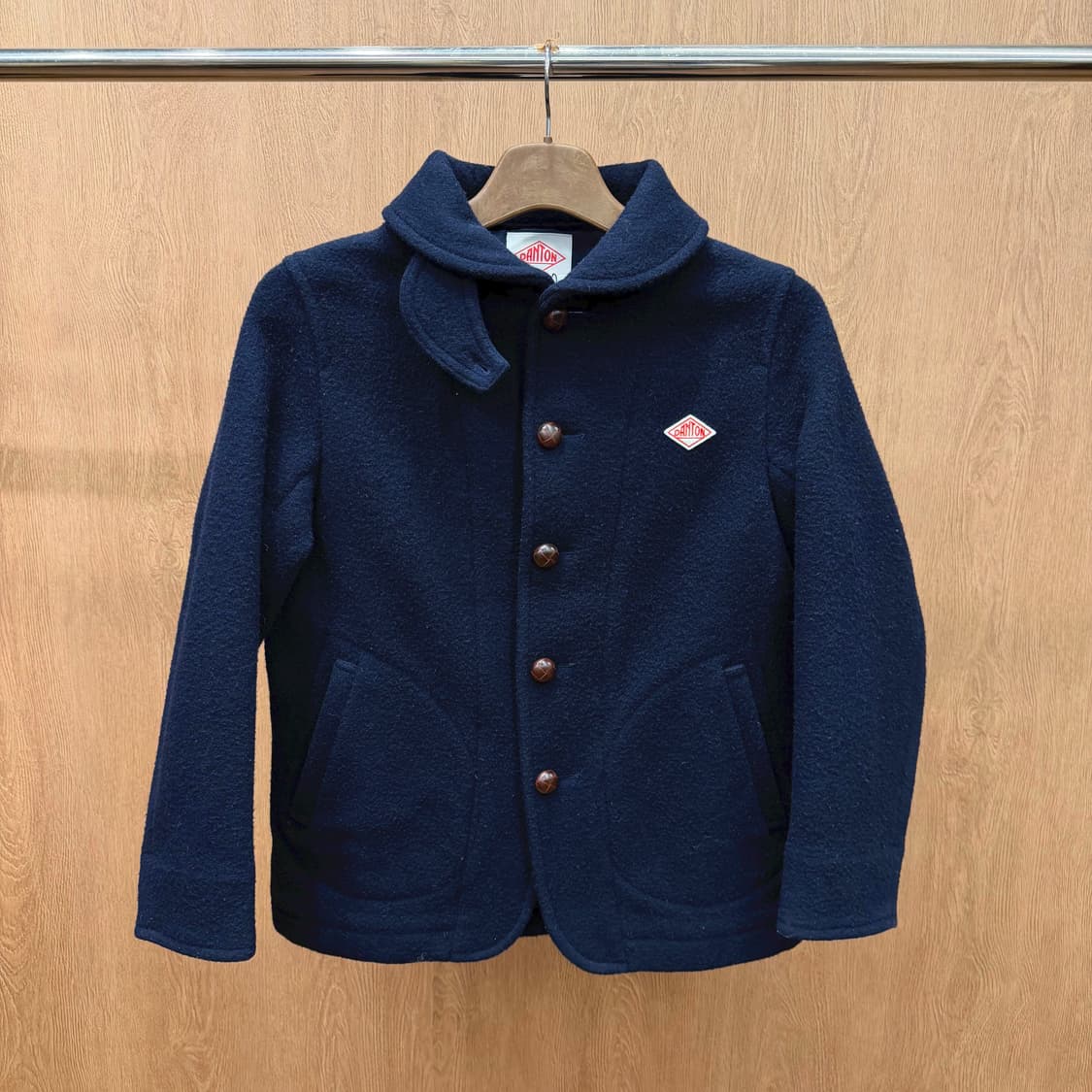 단톤 울 싱글 자켓 다이아몬드 로고 패치 브라운 버튼 포켓 디테일 네이비 상품이미지2