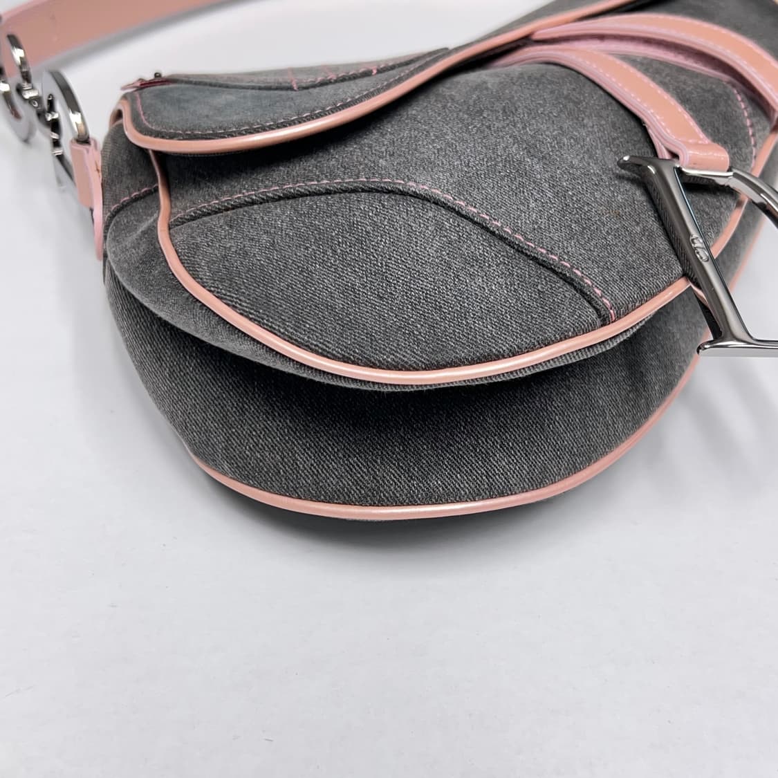 디올 새들백 흑청 데님 핑크 페이턴트 상품이미지3