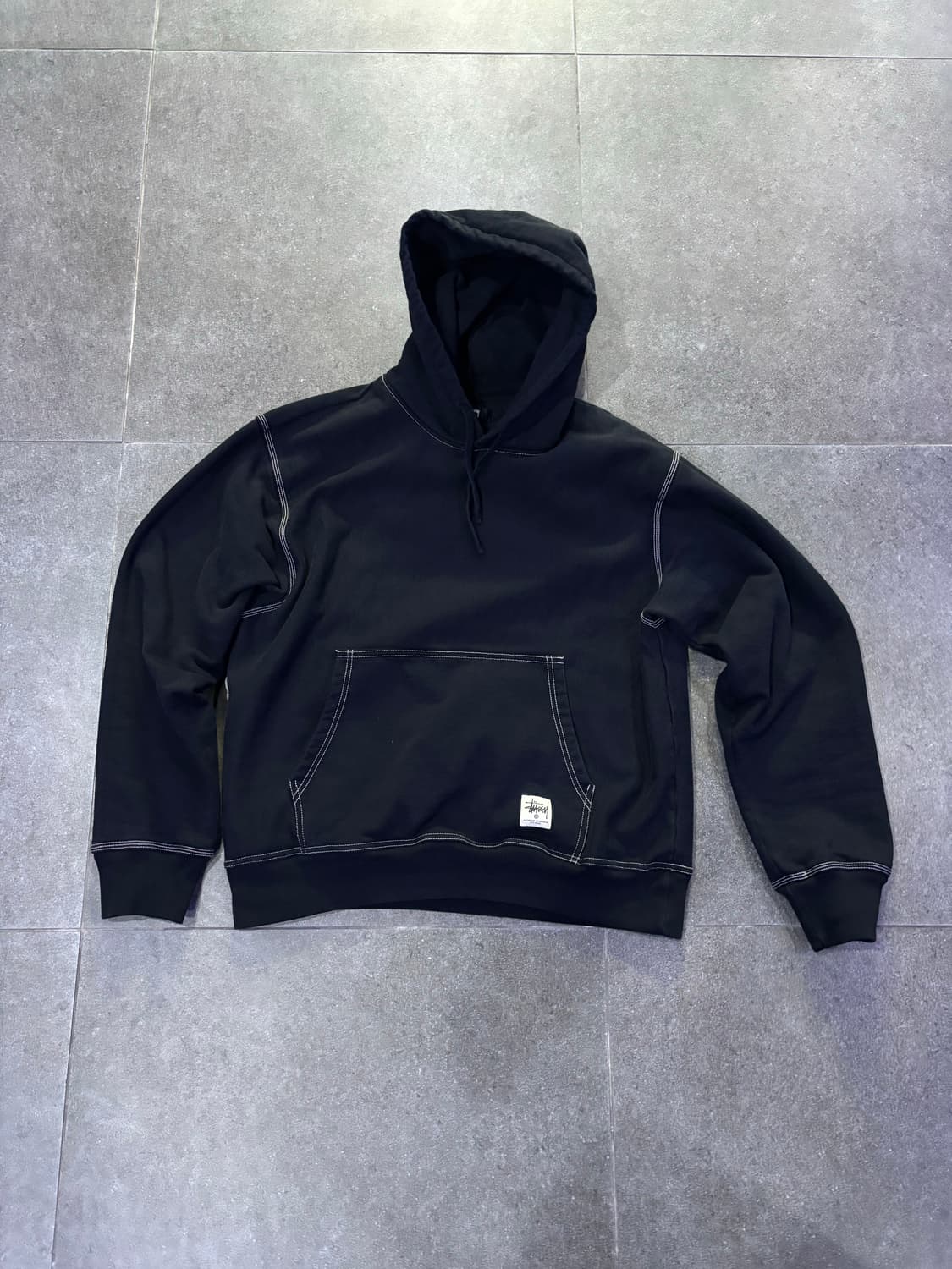 스투시 콘트라스트 스티치 라벨 후드 블랙 상품이미지2