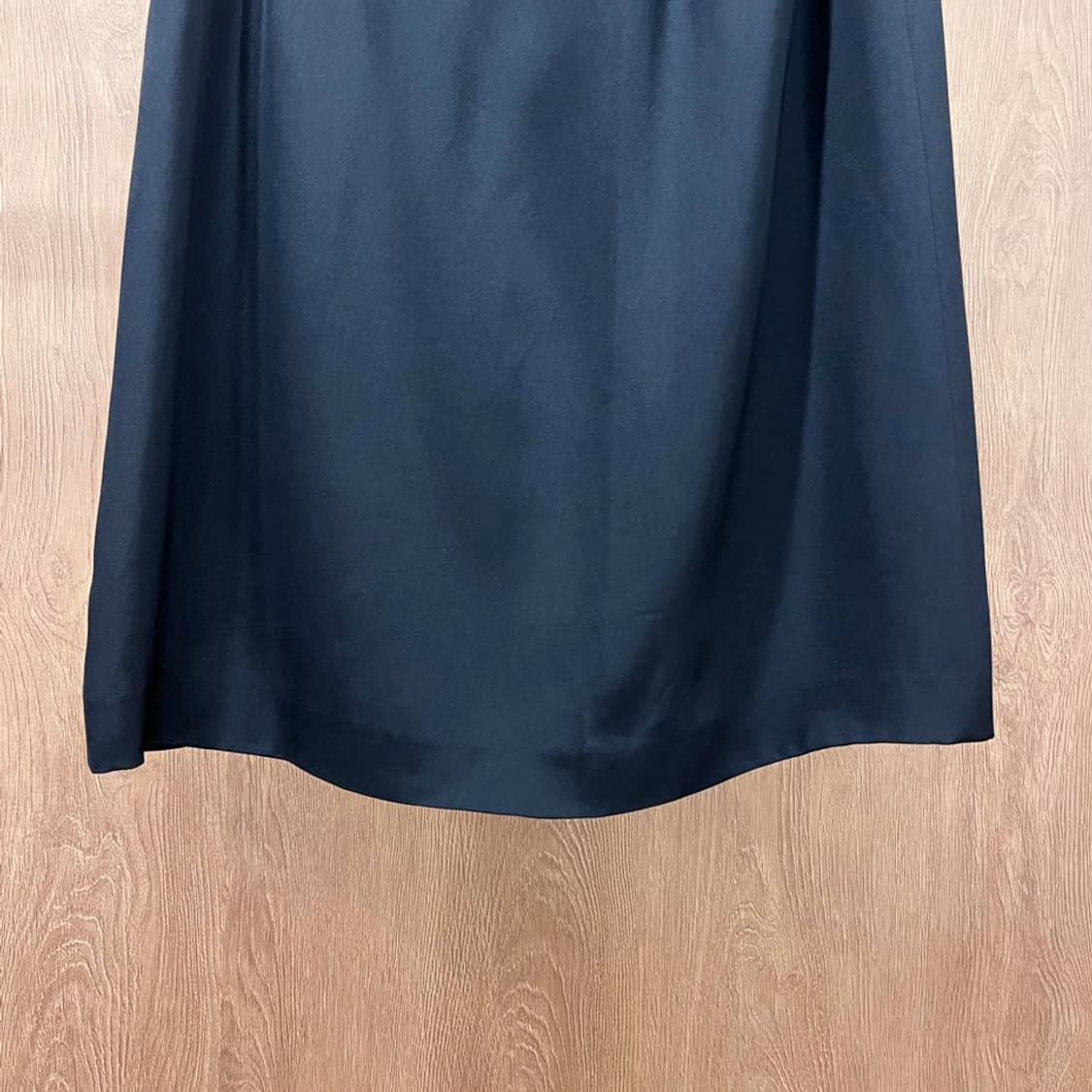 랑방 무지 미디 스커트 하이웨스트 절개 디테일 심플 A라인 블랙 상품이미지5