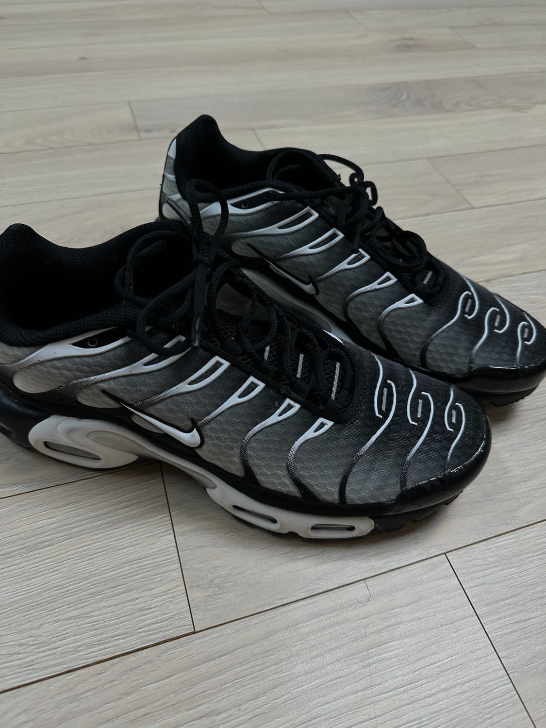 나이키 에어맥스 플러스 블랙 메탈릭 실버 270 상품이미지1