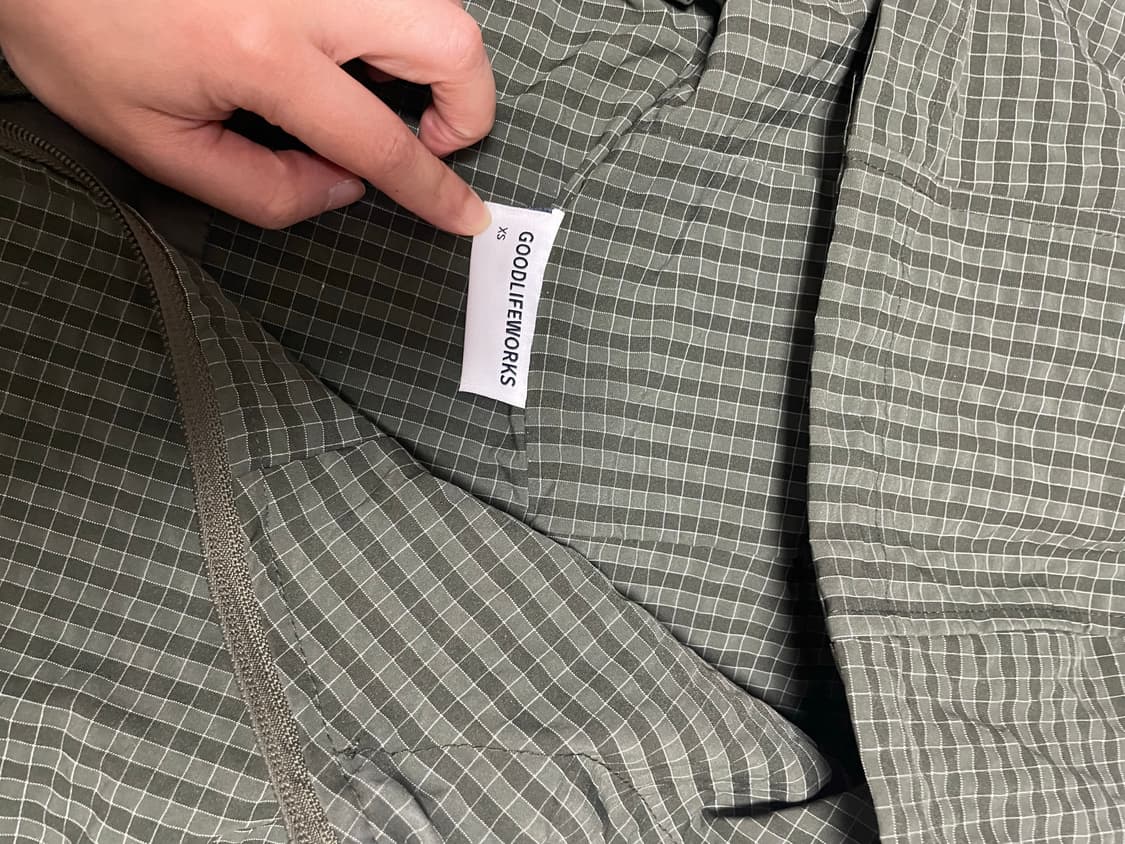 굿라이프웍스 데일리 체크 윈드브레이커 카키 XS사이즈 팝니다.  상품이미지3