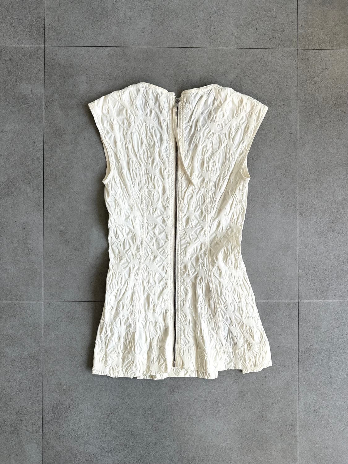 릭오웬스 밀크 크링클 백지퍼 슬리브리스 탑 상품이미지4